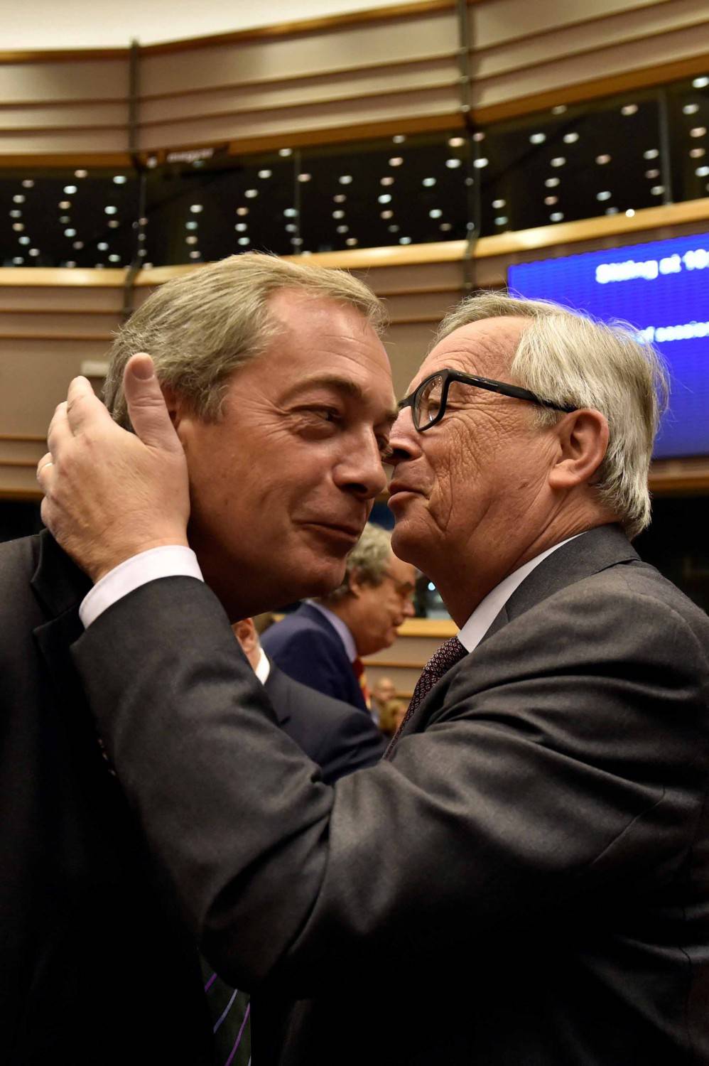 Juncker si scaglia contro Farage: "È l'ultima volta che applaudi qui"