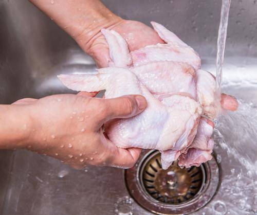 Non lavate il pollo crudo: c'è rischio contaminazione