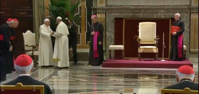 Papa Francesco a Ratzinger per i 65 anni di sacerdozio: "Lei serve ancora la chiesa"