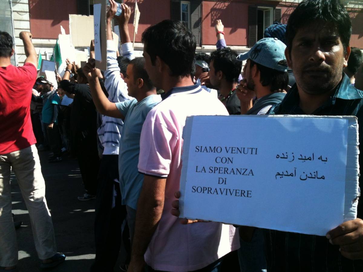 Immigrati in piazza a Bari: "Vogliamo andarcene da qui"