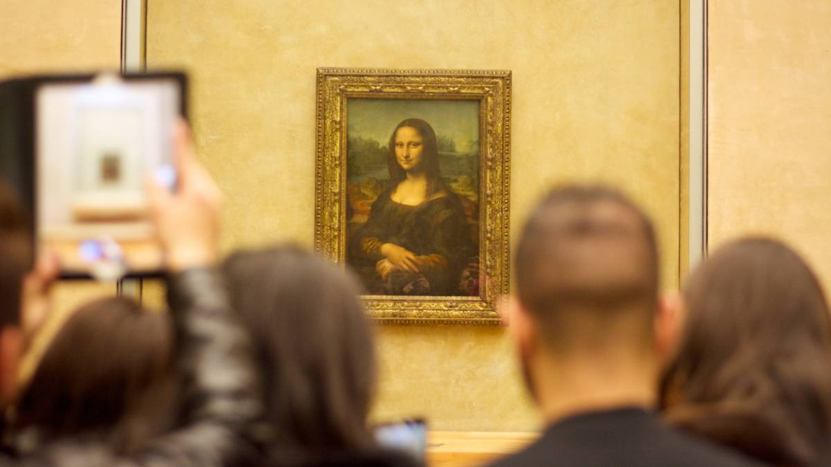 La Gioconda lascia il Louvre e va in tour Ira dei parigini: "Giù le mani da Monna Lisa"