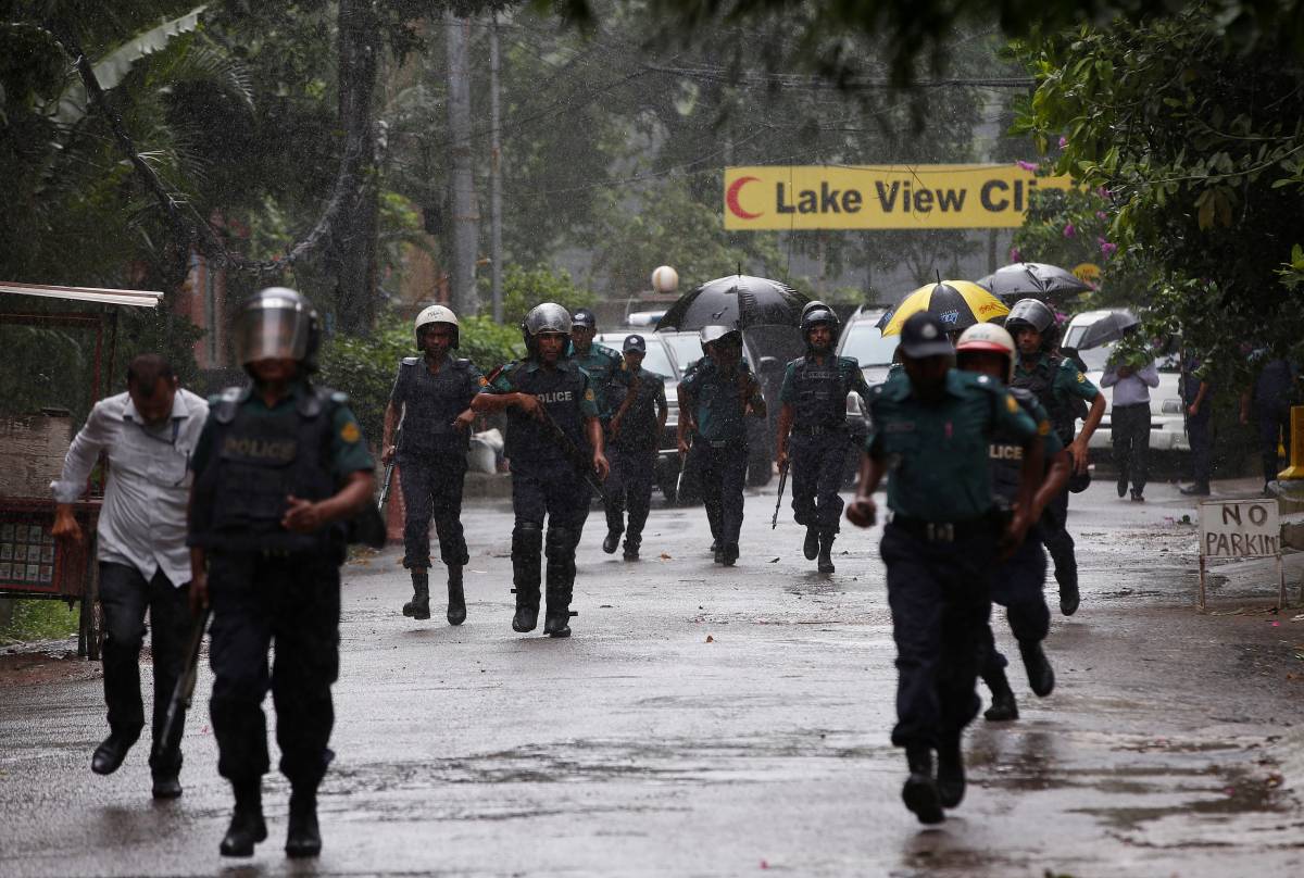 Bangladesh, polizia: "Ostaggi uccisi dopo 20 minuti"