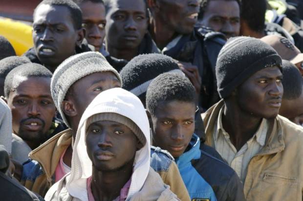Migranti, il sindaco fa fare le ronde ai profughi: "Addetti alla sicurezza"