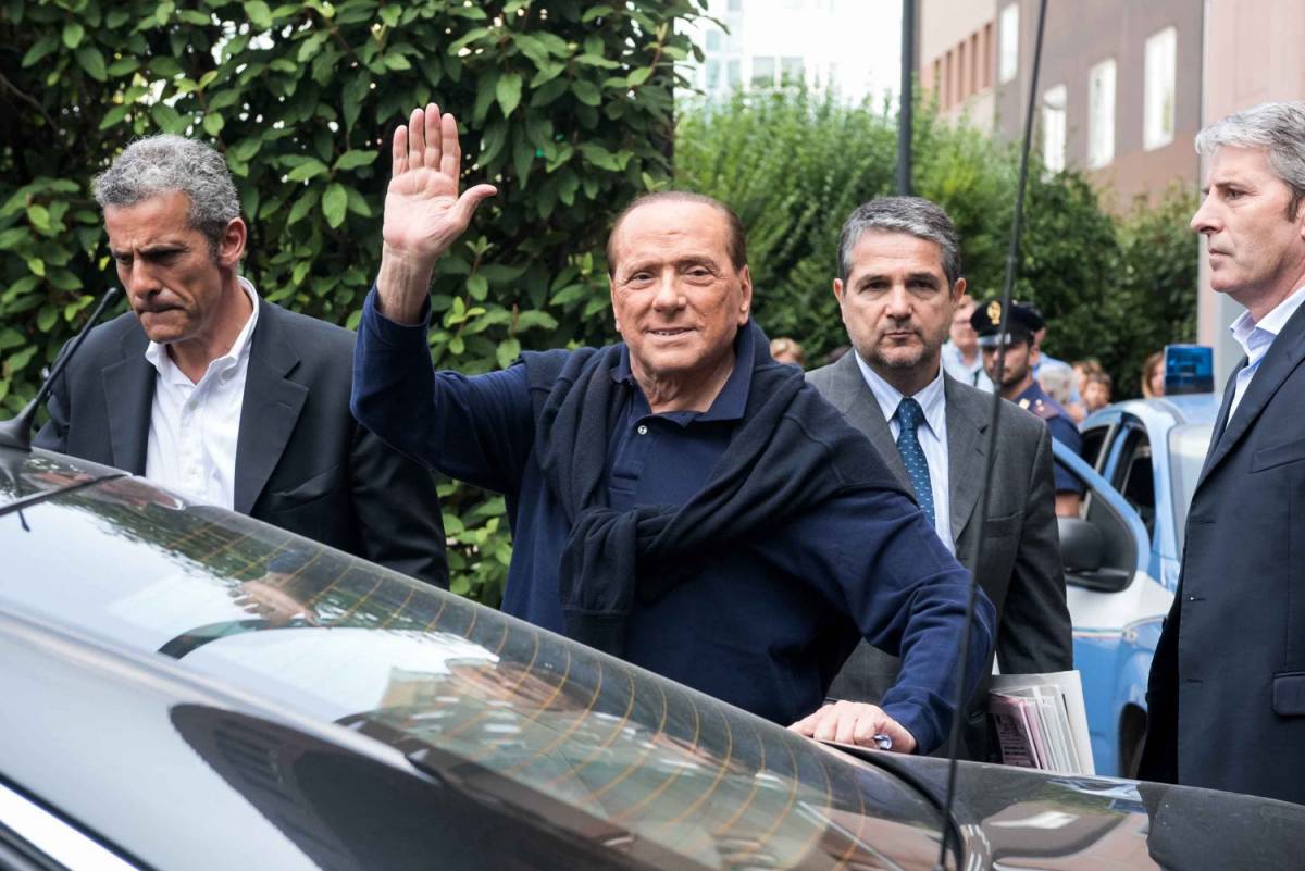 Berlusconi riparte da Arcore e organizza i comitati del No