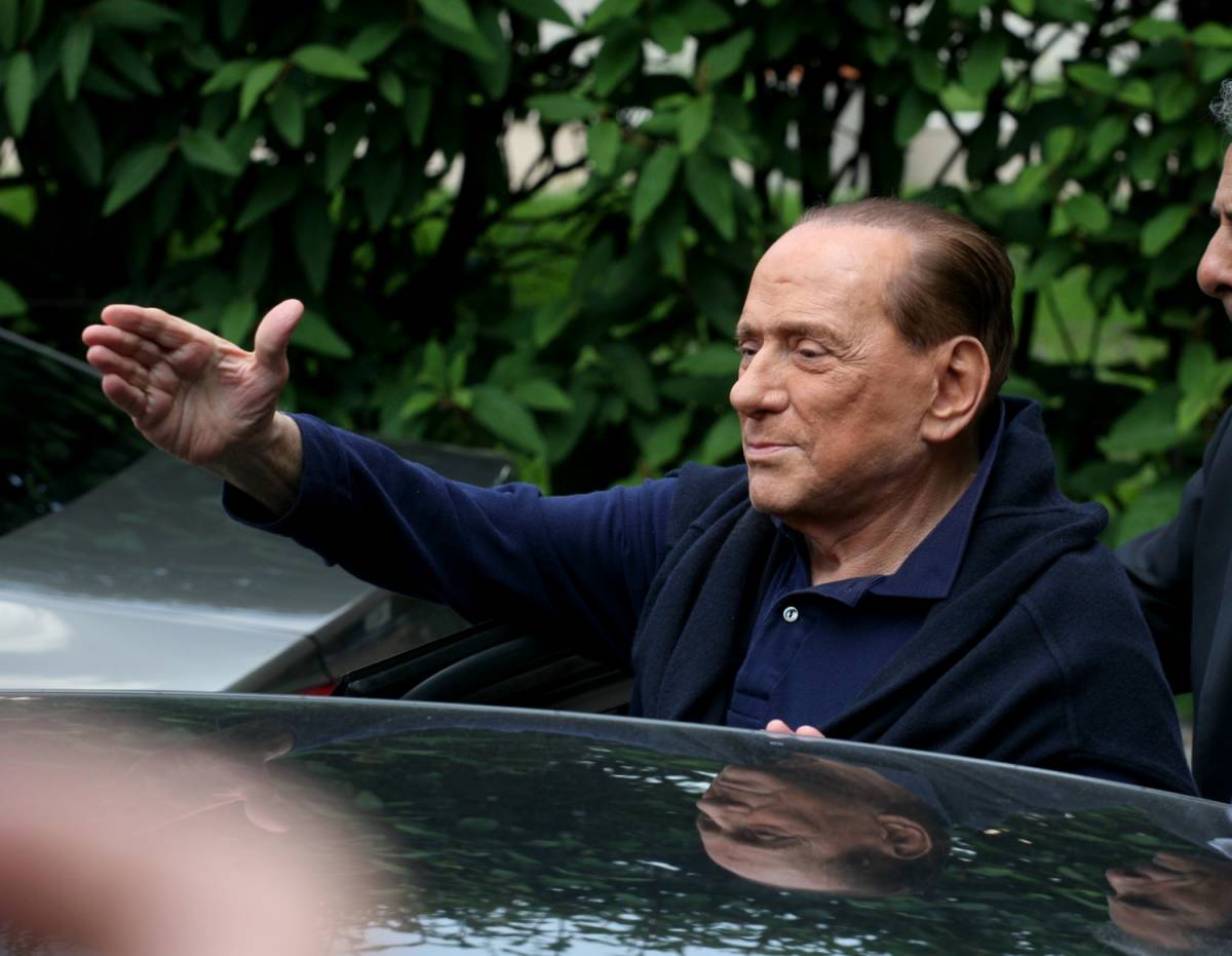 Berlusconi osserva il lento declino del premier