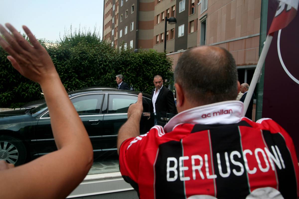 Berlusconi lascia il Milan ai cinesi: "Ho preteso che investano almeno 400 milioni"