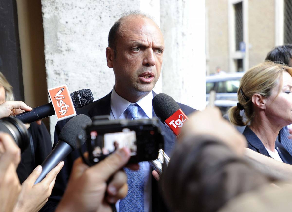 Alfano contro "Charlie": "La matita se la infilino..."