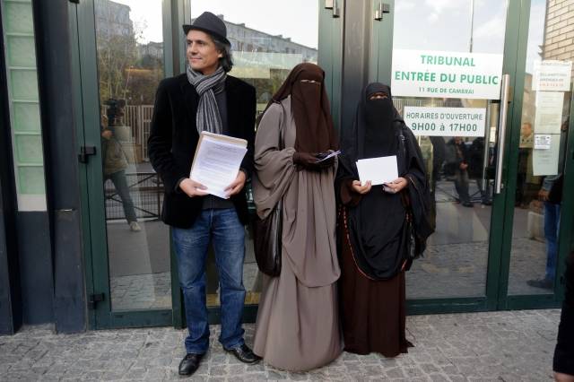 L'islamico che sfida l'Occidente: paga le multe alle donne col burqa