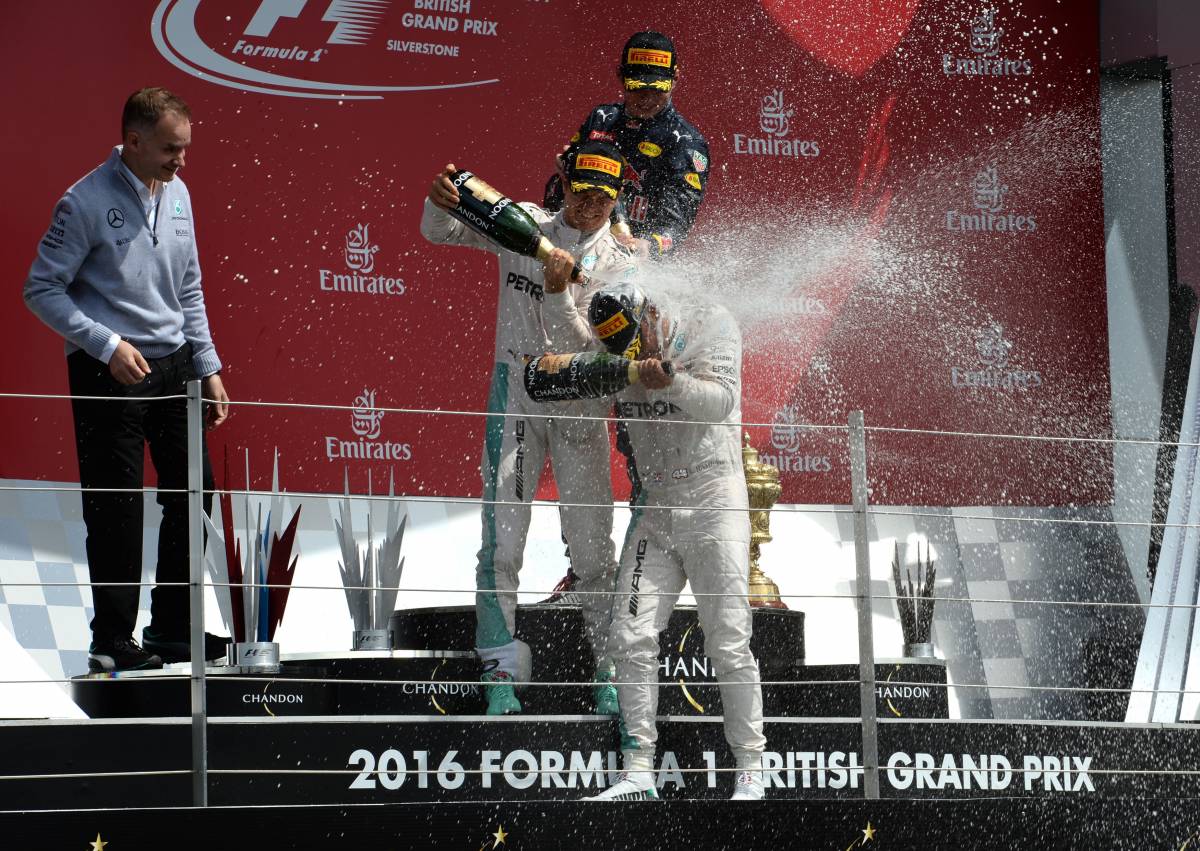 Lewis Hamilton e Nico Rosberg festeggiano sul podio di Silverstone