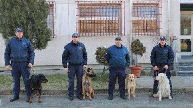 Cani della polizia contro i migranti per controllare i centri di accoglienza