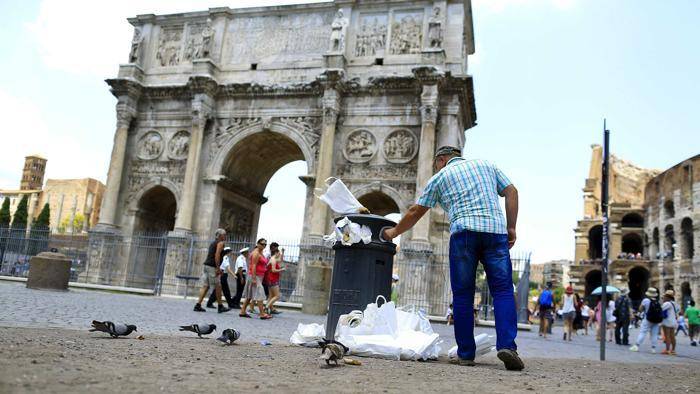 Il New York Times stronca la Raggi: "Roma è una città in rovina"