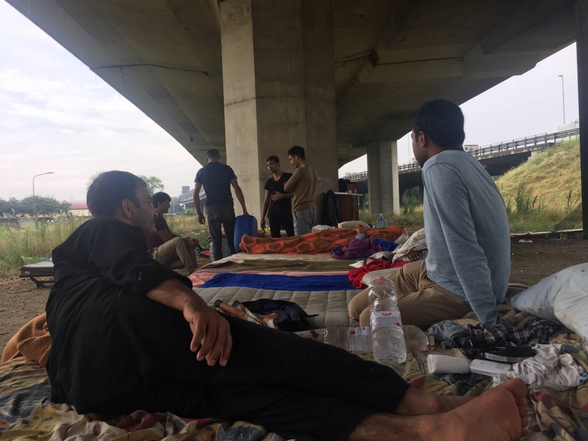 Sgomberati i profughi: prima sotto un ponte e ora mandati per strada
