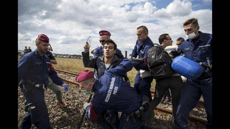 "Calci, botte e bastonate". Così Orban caccia i profughi