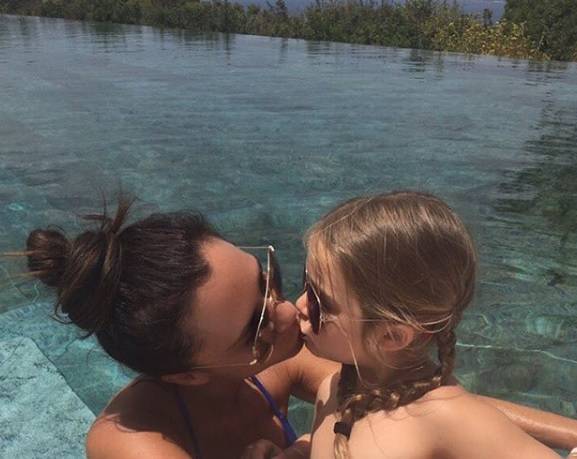 La Beckham bacia la figlia in bocca. Per la Bbc il fatto è controverso