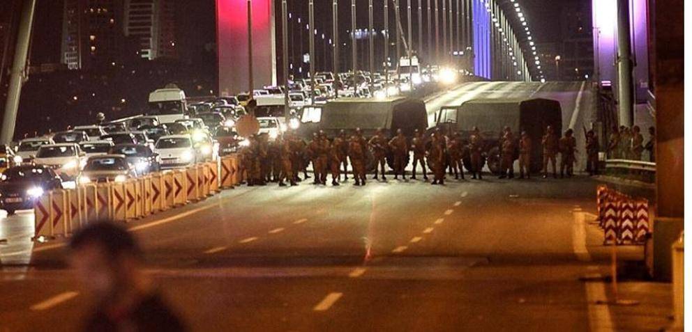 "Due addetti militari turchi sono fuggiti in Italia col traghetto"
