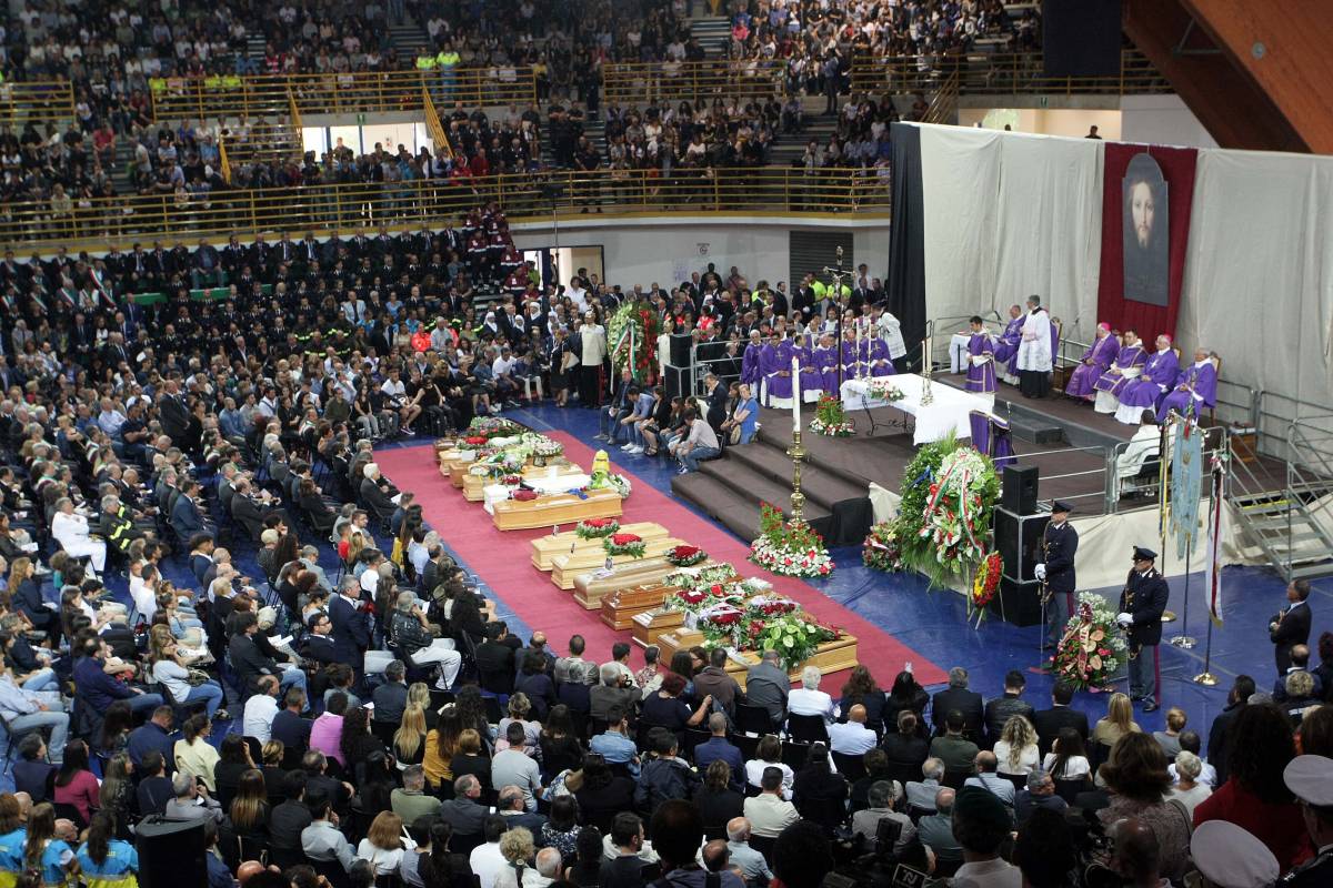 Scontro fra treni, ad Andria i funerali. Il vescovo: "Trattati come periferia d'Italia"