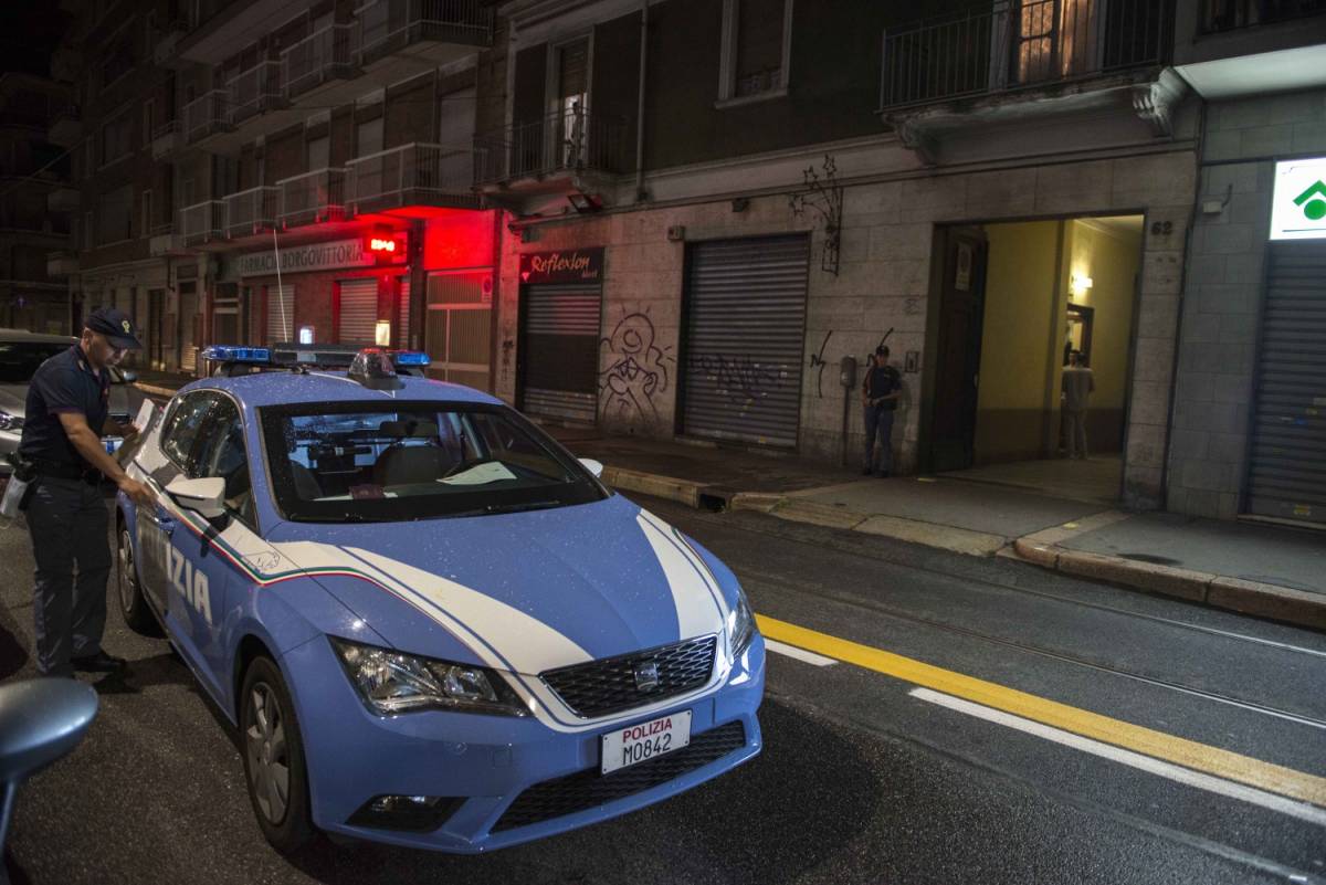 Trento, maghrebini assaltano la polizia dopo l'arresto di un compagno