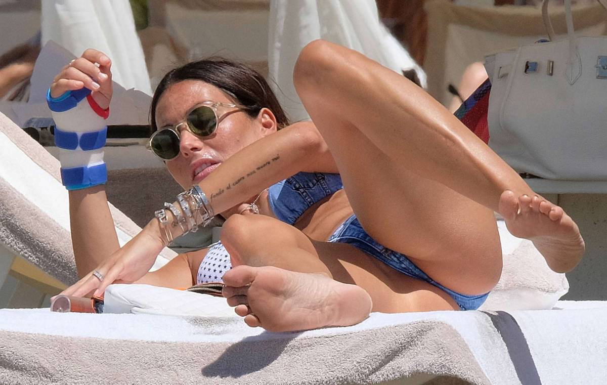 L'estate bollente di Elisabetta Gregoraci, super sexy in bikini