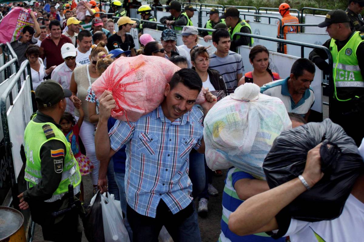Crisi in Venezuela, centinaia di migliaia in Colombia per comprare cibo e medicine
