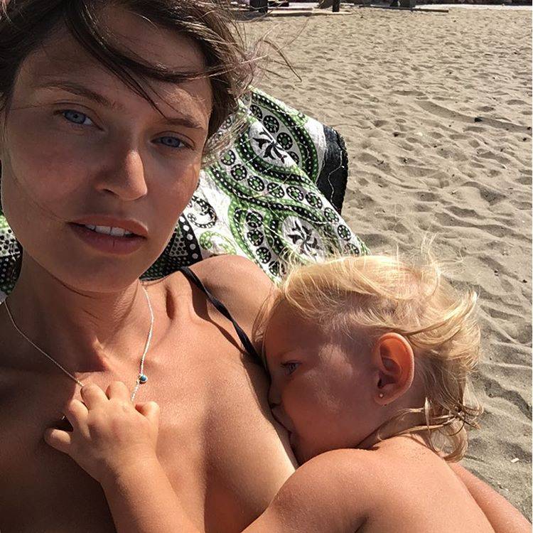 Bianca Balti e le critiche social per l'allattamento in spiaggia: "Io allatto dove mi pare e piace"