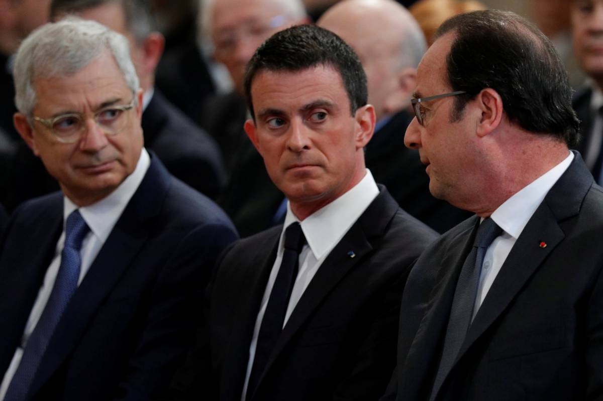 Valls: "Fare fronte a attacco barbaro". Hollande: "Restiamo uniti"