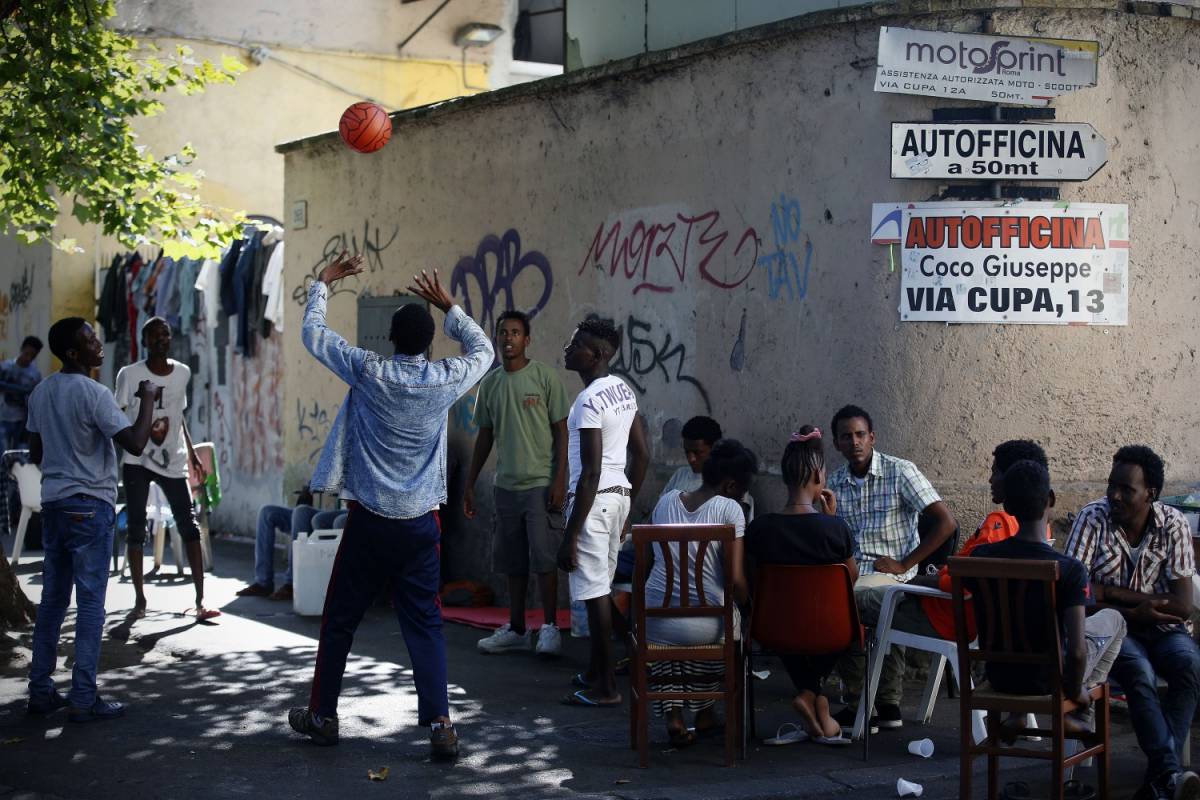 "Qui troppi simboli cristiani". Migranti scioperano a Lucca