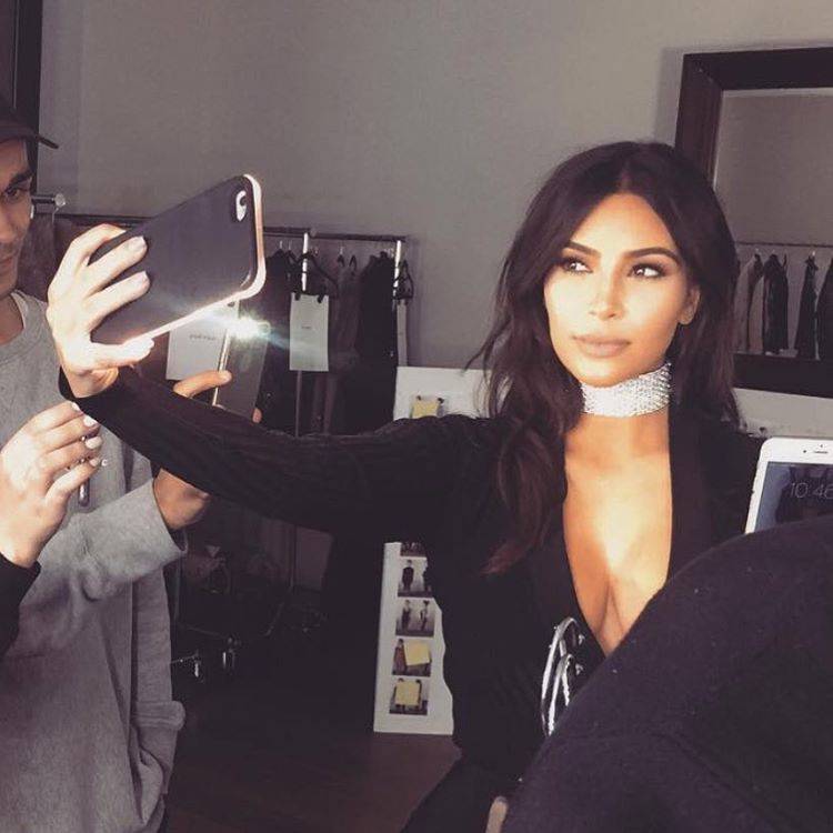 Dente scheggiato per Kim Kardashian: "Ragazzi, sono disperata"