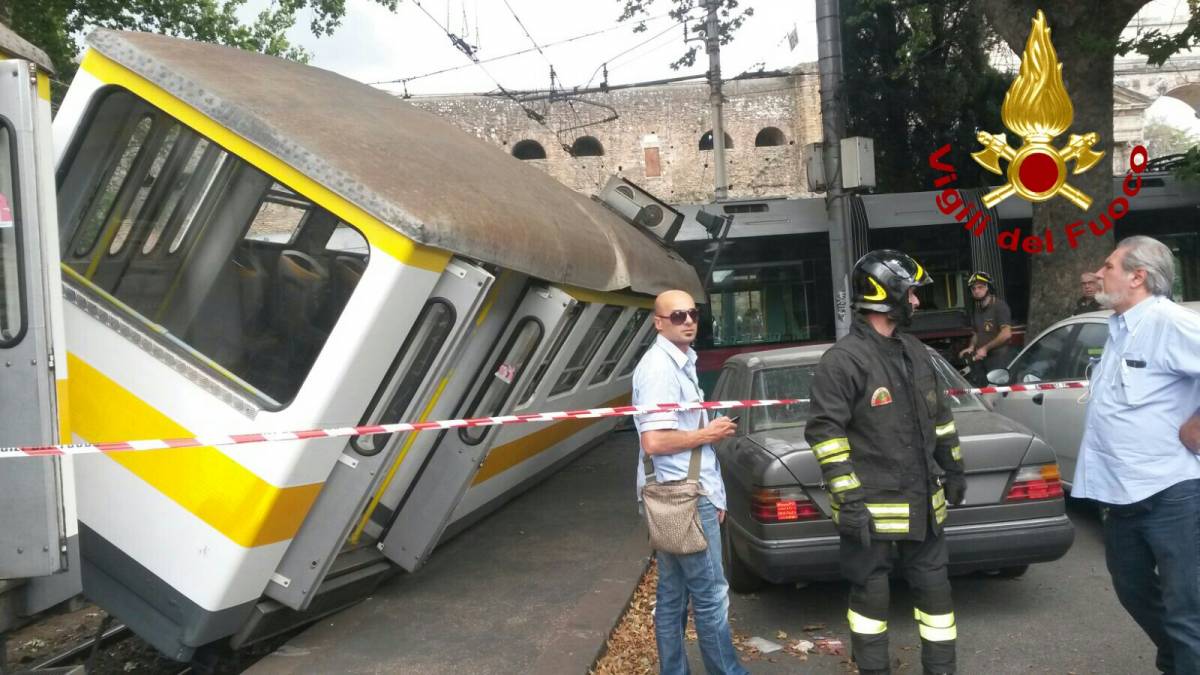 Roma, scontro tra  due tram: cinque feriti 