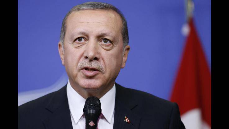 Tutti in fila da Erdogan anche se viola le regole e "ricatta" l'Occidente