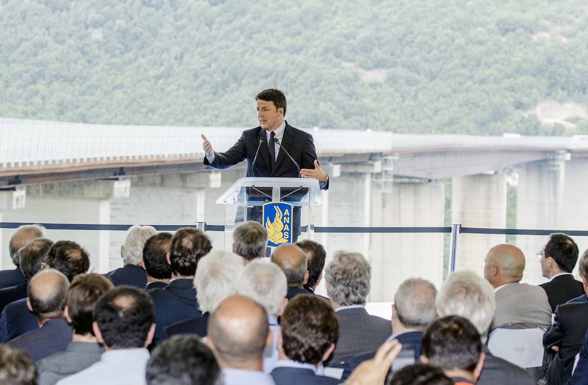 Matteo Renzi durante l'inaugurazione dell'ultimo tratto della Salerno-Reggio Calabria