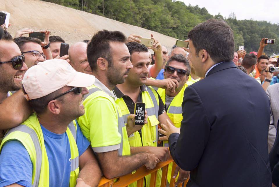 "Bella la vita da bomber": la foto di Renzi e gli sfottò del web