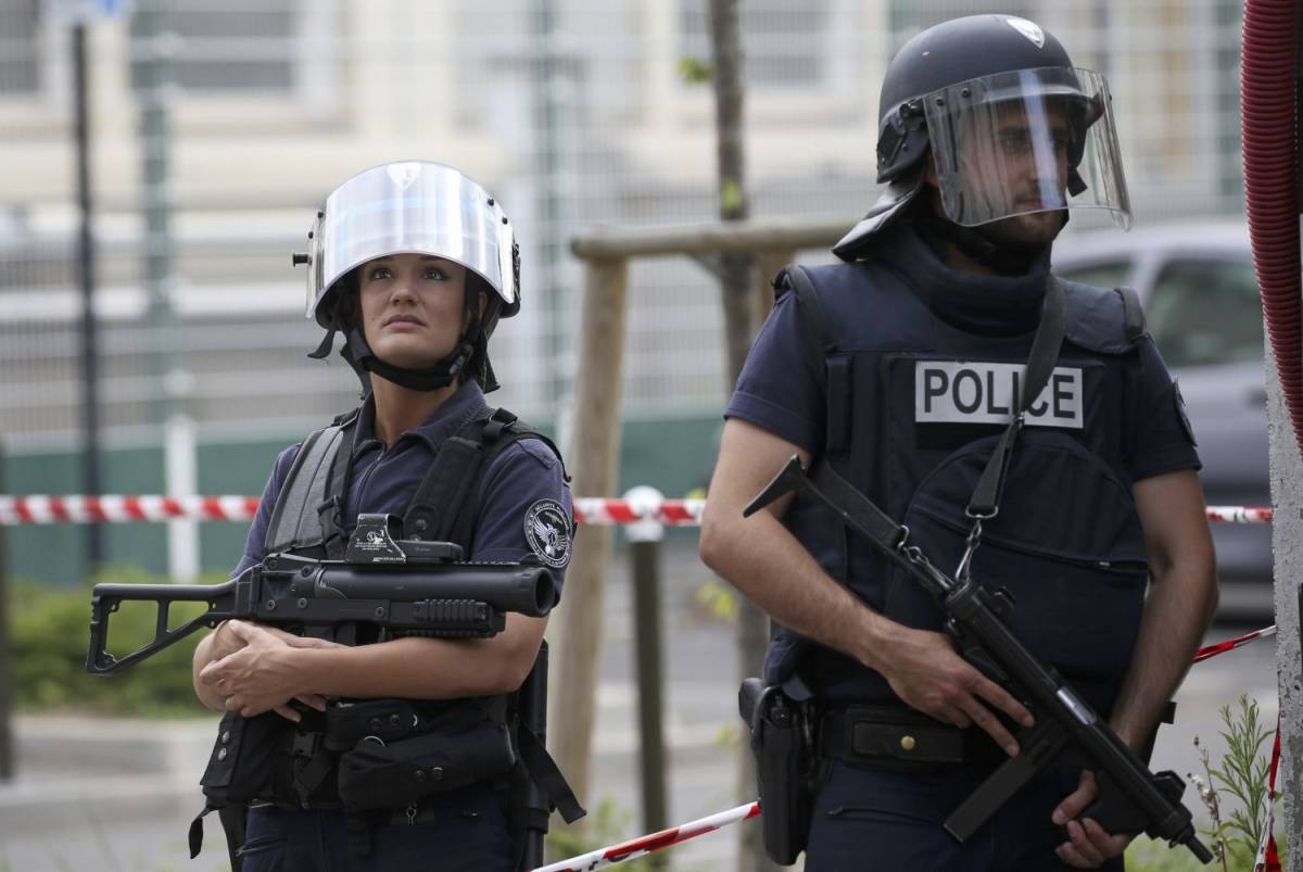 Sette arresti in Francia, Cazeneuve: "Minaccia mai così alta"