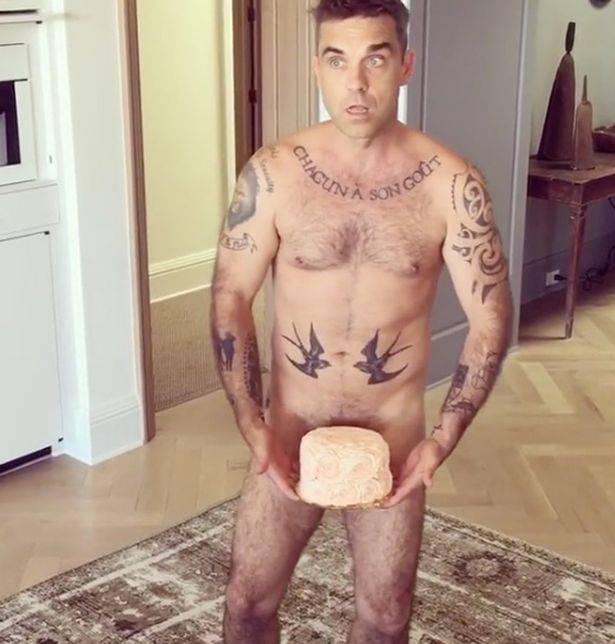 "Guardate, sono invisibile": Robbie Williams nudo su Instagram