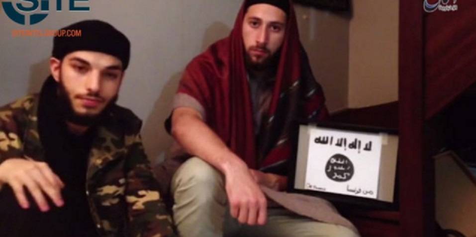 Il giuramento dei due jihadisti in un video diffuso dall'Isis