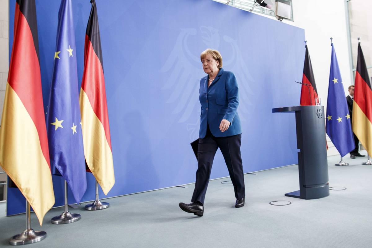 La Merkel non chiude le porte ai migranti "In guerra con l'Isis, non con l'islam"