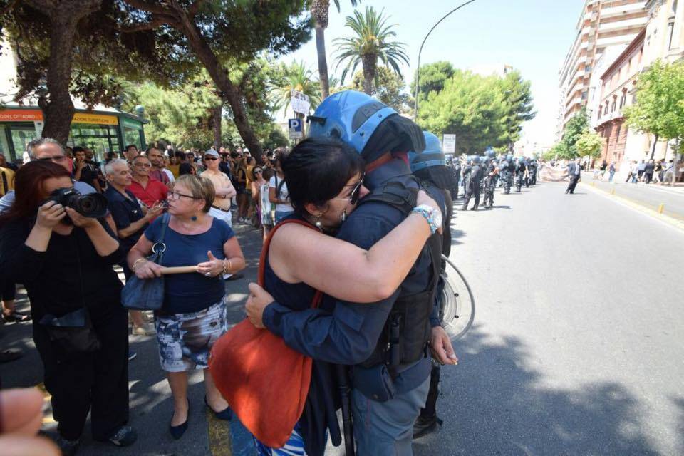 Ilva, la manifestante abbraccia il poliziotto: "Siete poveri cristi come noi"