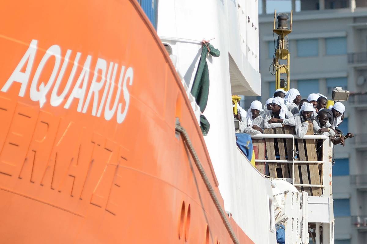 Ue, Lega all'attacco sui migranti: "Chi controlla navi delle ong?"
