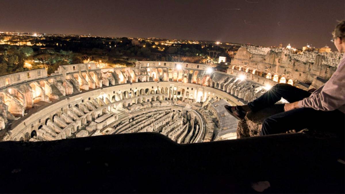 Entra di notte al Colosseo e lo scala: è allarme sicurezza