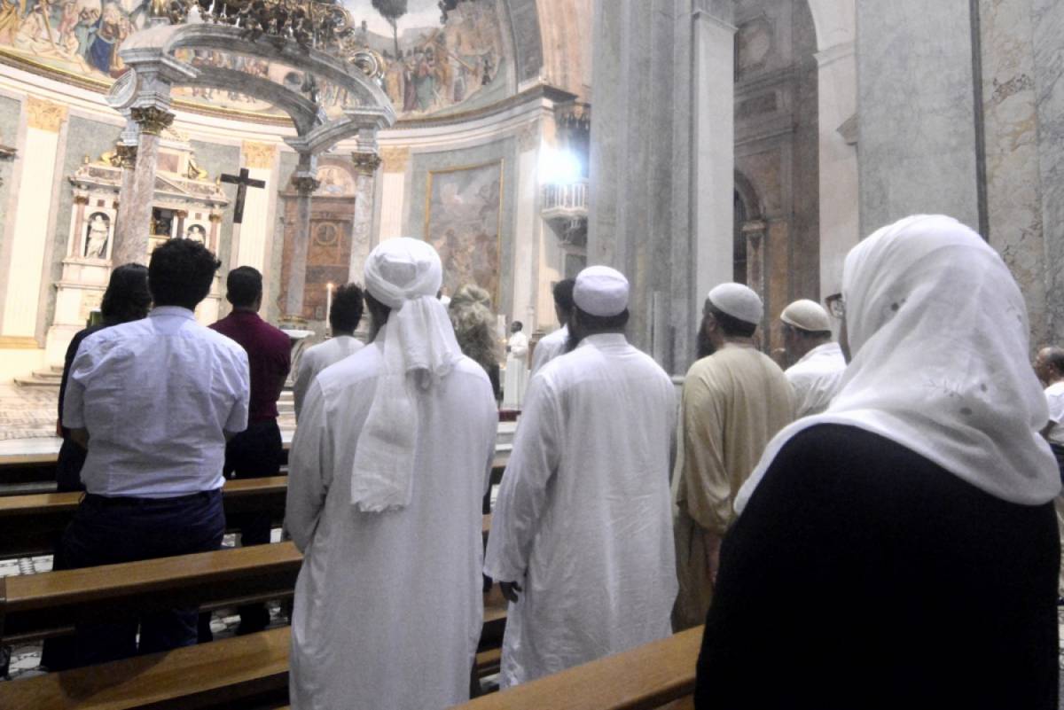 "Pregare in chiesa non basta" Italiani "bocciano" gli islamici