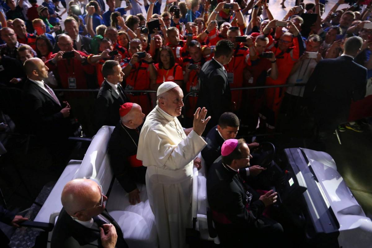 Bergoglio, Papa "social": "Ragazzi pregate in chat"