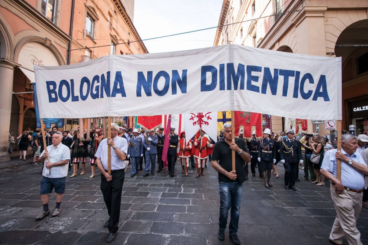 Bologna, anniversario della strage. Mattarella: "Insieme sconfiggeremo i nuovi terroristi"