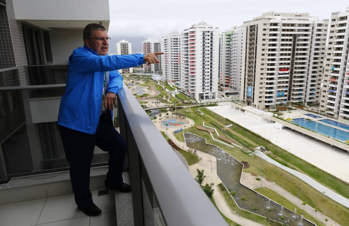 Il Presidente del Cio Thomas Back sul balcone del proprio appartamento al villaggio olimpico