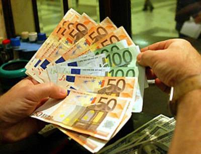 Vendevano euro in Europa: arrestati otto falsari a Napoli