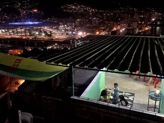 Rio, la favela di Mangueira organizza “terrazze vip” con vista sul Maracanã
