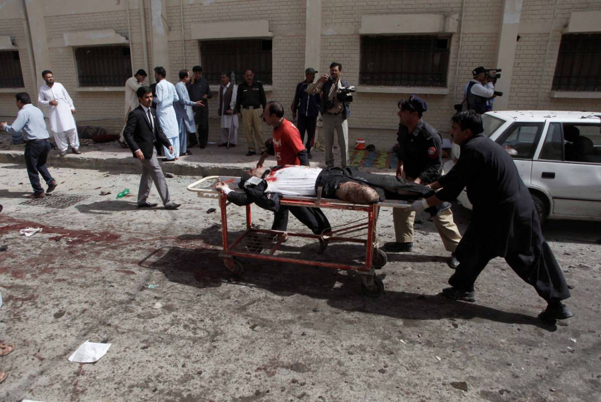 Attentato in un'ospedale in Pakistan: oltre 70 morti