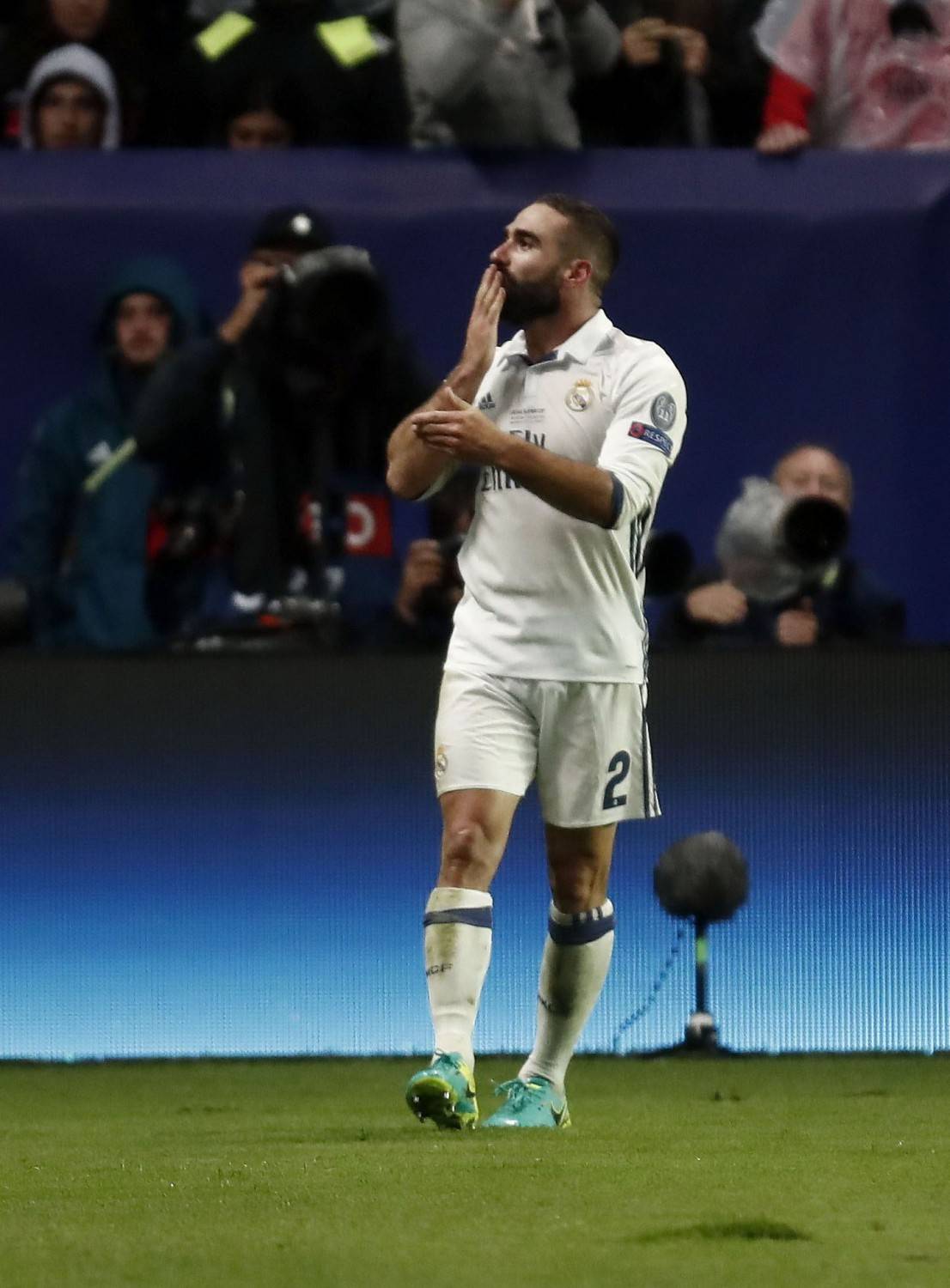 Dani Carvajal esulta dopo il gol segnato al Siviglia nella finale della Supercoppa Europea