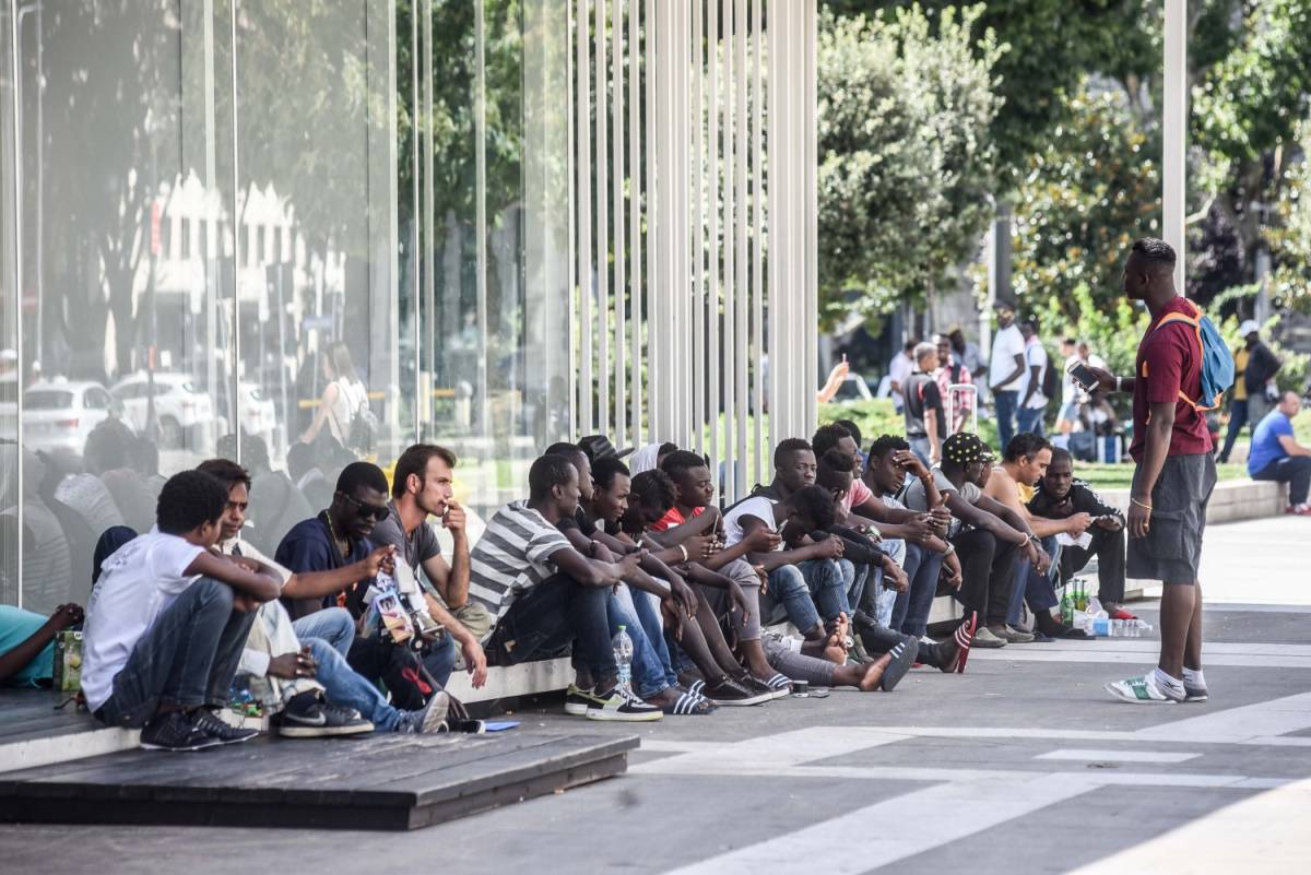 Migranti, Renzi fa la sceneggiata: "Dalla Ue niente fatti, noi soli"