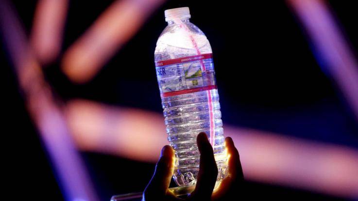Costa: "Vietare bottiglie di plastica negli edifici pubblici"