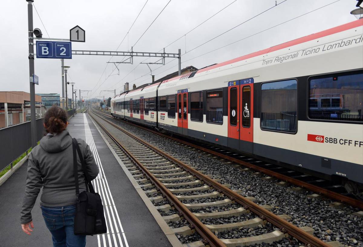 Panico in Svizzera: uomo dà fuoco a un treno, sette feriti