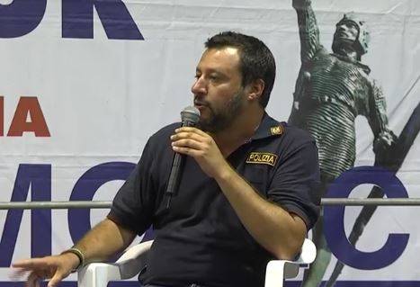 Il sindacato di polizia: "Salvini si tolga maglietta"